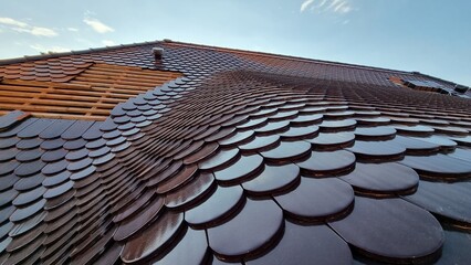 Creaton Biberschwanzdach - Weinrote Dachziegel