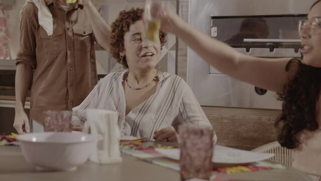 Grupo de pessoas brindando durante uma tarde divertida com amigos. Cinematico 4k.