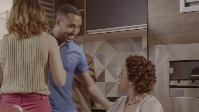 Casal cumprimentando seus amigos em uma festa. Cinematico 4k.