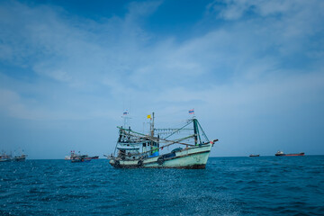 Obraz premium Wooden fishing boat on the sea. Fishing industry in Thailand. Sattahip, Chonburi, Thailand. Fishing industry in Thailand