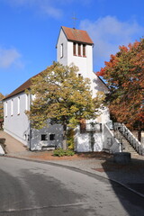 Historische Kirche im Herbst im Zentrum der Stadt Landau an der Isar in Bayern