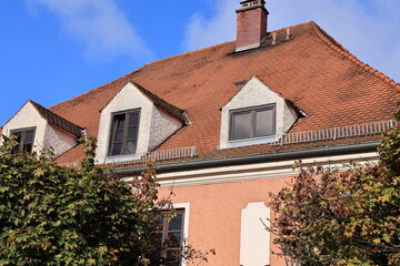Historisches Gebäude im Herbst im Zentrum der Stadt Landau an der Isar in Bayern