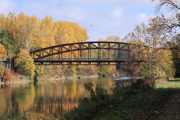 Der Fluss Isar bei Landau an der Isar im Herbst