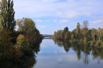 Der Fluss Isar bei Landau an der Isar im Herbst