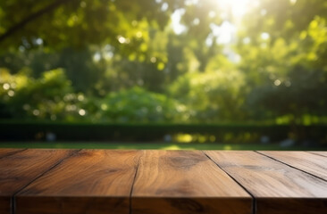 Mesa de madera en el jardín con fondo de árboles desenfocados. - obrazy, fototapety, plakaty