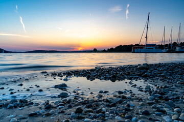Schöner Sonnenuntergang an der Küste von Kroatien in dem Ort Medulin bei Premantura