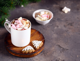 hot chocolate with marshmallows and gingerbread