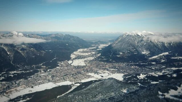 Garmisch-Partenkirchen im Winter vom Kreuzeck gesehen. Im Hintergrund sind Kramer und Wank zu sehen