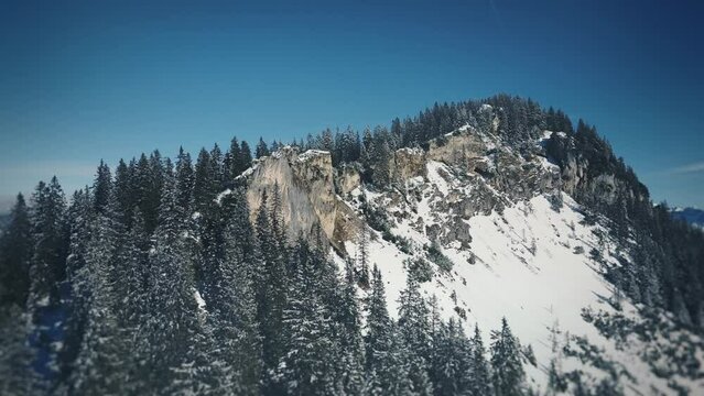 Flug langsam seitw&auml;rts nach oben &uuml;ber Wettersteingebirge bei Garmisch-Partenkirchen/Zugspitze. Zu sehen ist das Kreuzjoch, dahinter wird Kramer sichtbar
