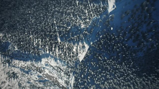Flug Top-Down-Sicht &uuml;ber Skigebiet Garmisch Classic Kreuzeck bei Garmisch-Partenkirchen/Zugspitze
