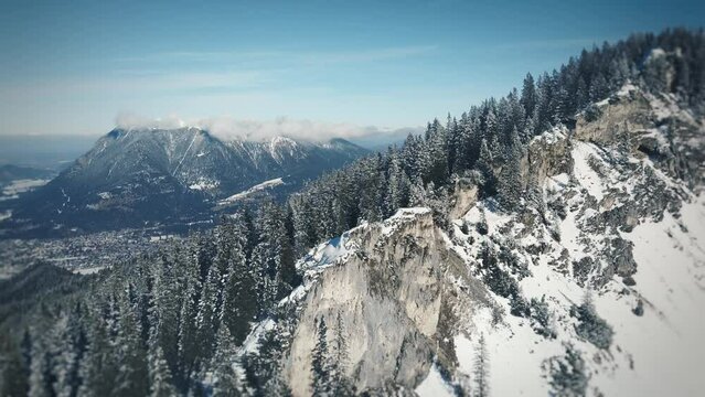 Flug langsam r&uuml;ckw&auml;rts &uuml;ber Wettersteingebirge bei Garmisch-Partenkirchen/Zugspitze. Zu sehen ist das Kreuzjoch, im Hintergrund Wank und Karwendel
