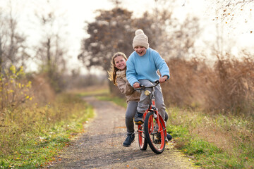 fröhlich lachendes Paar auf dem Fahrrad