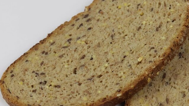 tranche de pain aux c&eacute;r&eacute;ales isol&eacute; sur un fond blanc