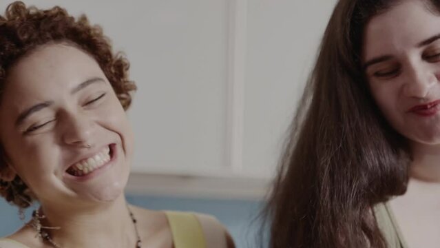 Amigas felizes,comendo brigadeiro na cozinha e se divertindo. Cinematico 4k.