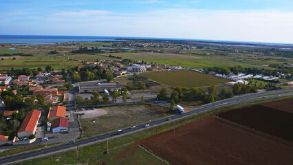 Photo aérienne Mireval étang Hérault et paysage urbain Languedoc Hérault 