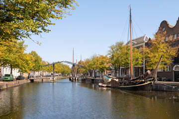 Obraz premium Historic sailboat in the old harbor in the center of Schiedam.
