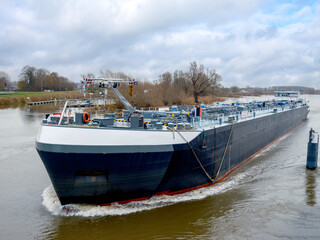 Tanker ship on the IJssel near Kampen || Tankschip op de IJssel bij Kampen - obrazy, fototapety, plakaty