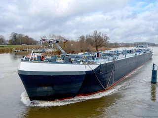 Tapeten Tanker ship on the IJssel near Kampen    Tankschip op de IJssel bij Kampen © Holland-PhotostockNL