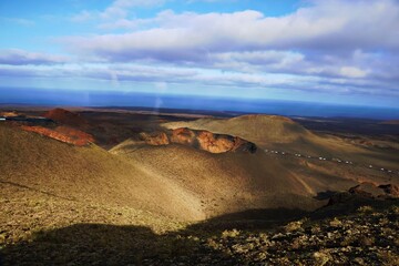 Fototapeta na wymiar Die Kraft der Natur: Vulkane auf Lanzarote
