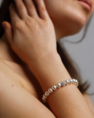 A Pearl bracelet on a woman's hand.