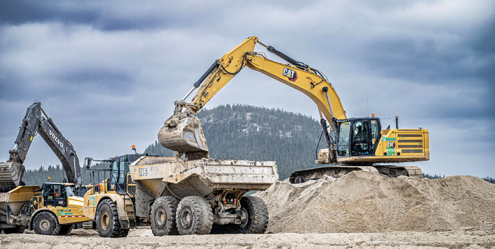 Eeyou Istchee Baie-James, Quebec, Canada, 2023-05-17, Excavator filling a dump truck with sand on a northern construction site