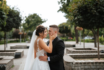 Naklejka premium the groom in a brown suit and the bride in a white dress