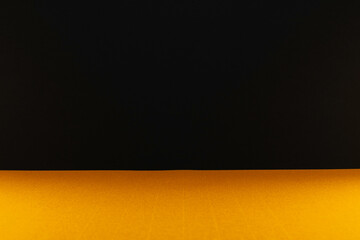 Arrière plan noir avec un support doré vide pour présenter des objets publicitaires, cosmétique, bijoux, maquette ou autres objets.