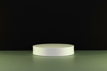 Arrière plan noir sur un support vert avec un présentoir pour des produits avec un rendu 3 D. Plate-forme vide avec podium pour cosmétique, bijoux, maquette ou autres objets.