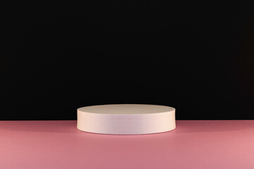 Arrière plan noir sur un support rose avec un présentoir pour des produits avec un rendu 3 D. Plate-forme vide avec podium pour cosmétique, bijoux, maquette ou autres objets.
