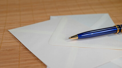 Kugelschreiber und Briefumschläge in Nahaufnahme