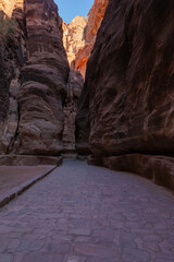 Al Siq ist eine &uuml;ber 70 m tiefe Felsschlucht von 1,5 km L&auml;nge in Jordanien und der Eingang zur Felsenstadt Petra. Petra ist ein UNESCO-Weltkulturerbe und seit 2007 auch eines der Sieben Weltwundern