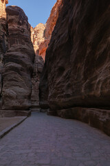 Al Siq ist eine über 70 m tiefe Felsschlucht von 1,5 km Länge in Jordanien und der Eingang zur...