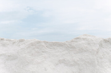 vista cima montagna di sale bianco prima della lavorazione