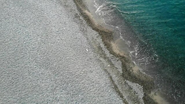 Fale na plaży Maleme