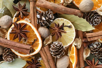 Foto op Plexiglas Winter holiday potpourri - mix of dried oranges, cinnamon stick, nutmeg, star anise, cloves, pine cones, bay leaves for a festive blend of scents © MargJohnsonVA