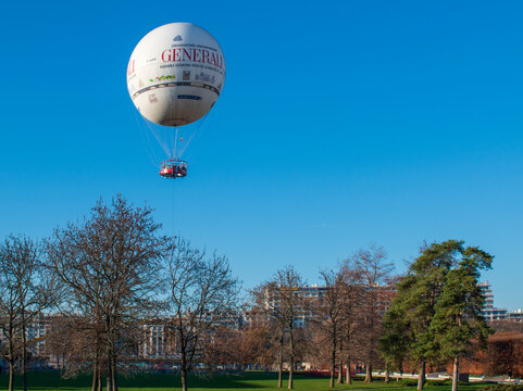 Le ballon Generali de Paris dans le parc Andr&eacute; Citro&euml;n, 15&egrave;me arrondissement, Paris, France