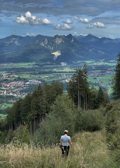 Abstieg vom Jöchlkreuz mit Blick auf Brannenburg ins Inntal, Alpen, Bayern, Deutschland