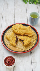 和菓子の鯛焼きと小豆と緑茶