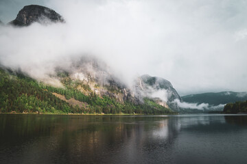 Wasserfall von Wolken verdeckt. 