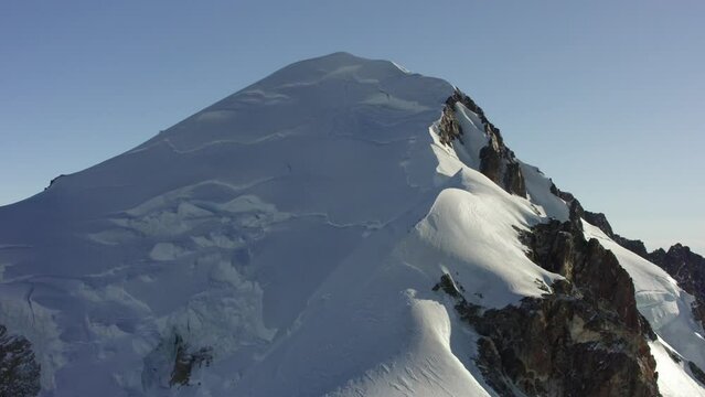 vue a&eacute;rienne alpinistes ascension du mont blanc