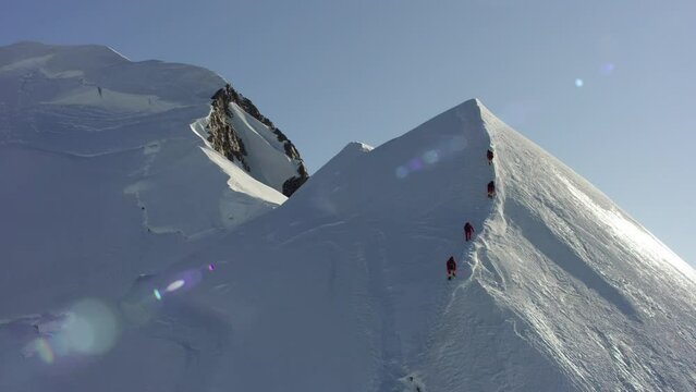 vue a&eacute;rienne alpinistes ascension du mont blanc