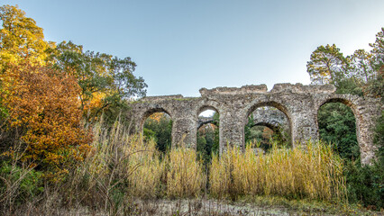 Les ruines des arches d'un aqueduc romain près de Fréjus