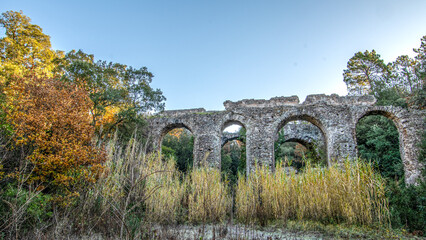 Les ruines des arches d'un aqueduc romain près de Fréjus avec des arbres aux couleurs de l'automne