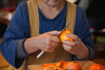 Foto auf Leinwand 柿の皮をむく女性 © yamasan