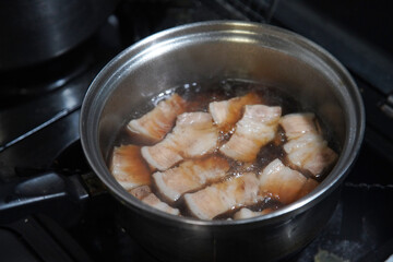 豚バラ肉を煮込む様子