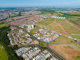 Imagem aérea de bairro residencial com condomínios, casas, vegetação e loteamentos sendo construídos na cidade de Paulínia SP (Paulinia) interior de São Paulo. 