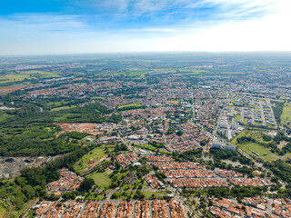 Imagem aérea de bairro residencial com condomínios, casas, vegetação e loteamentos sendo construídos na cidade de Paulínia SP (Paulinia) interior de São Paulo. 
