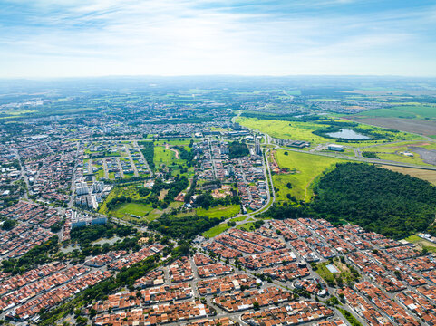 Imagem a&eacute;rea de bairro residencial com condom&iacute;nios, casas, vegeta&ccedil;&atilde;o e loteamentos sendo constru&iacute;dos na cidade de Paul&iacute;nia SP (Paulinia) interior de S&atilde;o Paulo. 