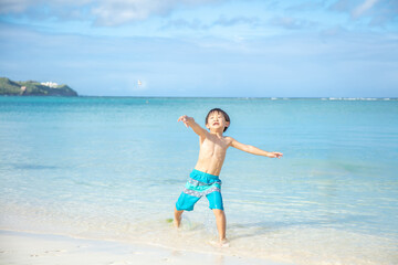 Fototapeta na wymiar ビーチで遊ぶ男の子　boy playing on the beach