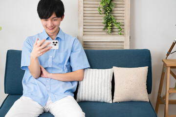 私服姿の若い男性　ライフスタイルイメージ